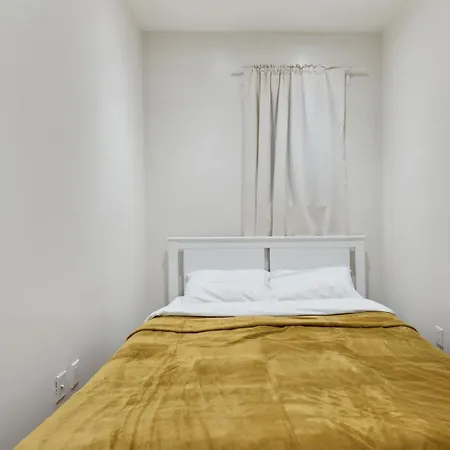 2 Bedroom Modern Unit In Central Manhattan